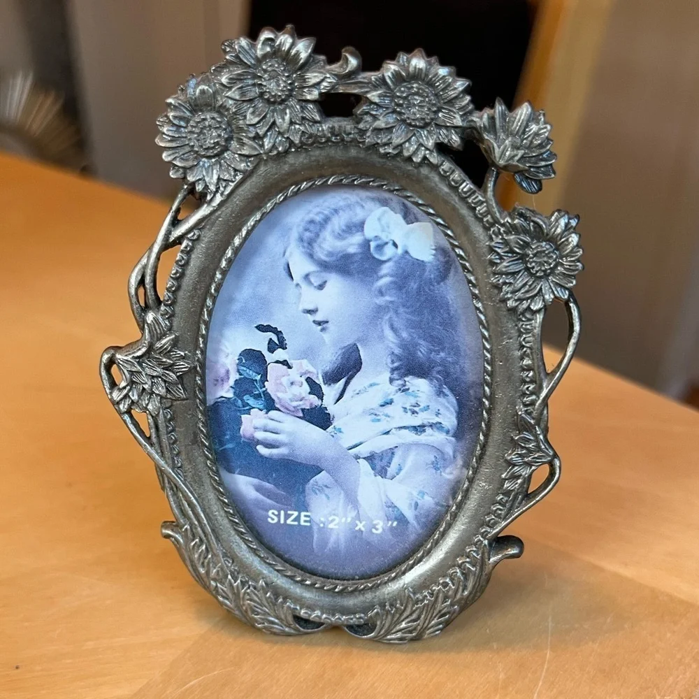 Vintage Silver Metal Floral Oval Photo Frame 2x3 Made in Taiwan